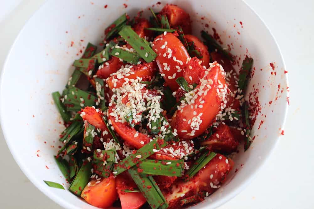 Sprinkling-Sesame-Seeds-Tomato-Kimchi